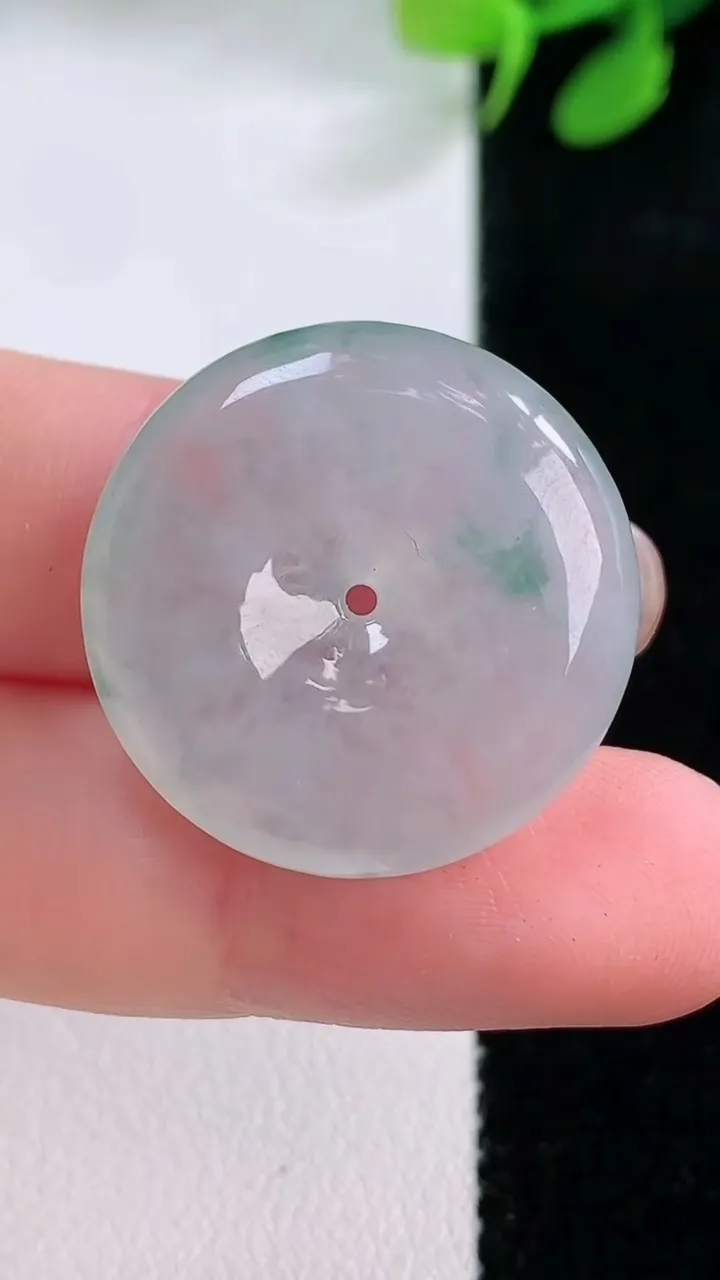 天然A货翡翠冰种飘花平安扣吊坠，尺寸24.7-5.8，重量:7.90g
11月29日