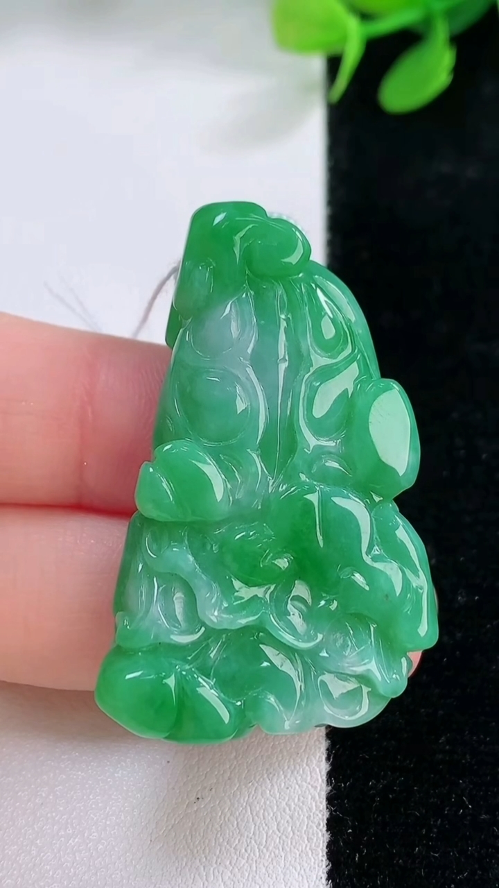 天然A货翡翠白菜吊坠，尺寸40.8-23-8.7，重量:17.54g
11月29日