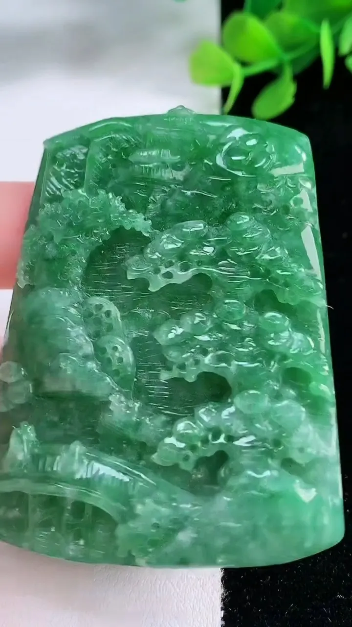 天然A货翡翠山水牌吊坠，尺寸60.8-47.2-8，重量:51.30g
11月29日