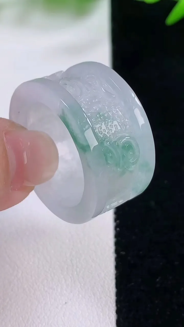 天然A货翡翠冰种飘花指环扳指，尺寸21.7-14-3.2，重量:10.65g2025年11月30日

