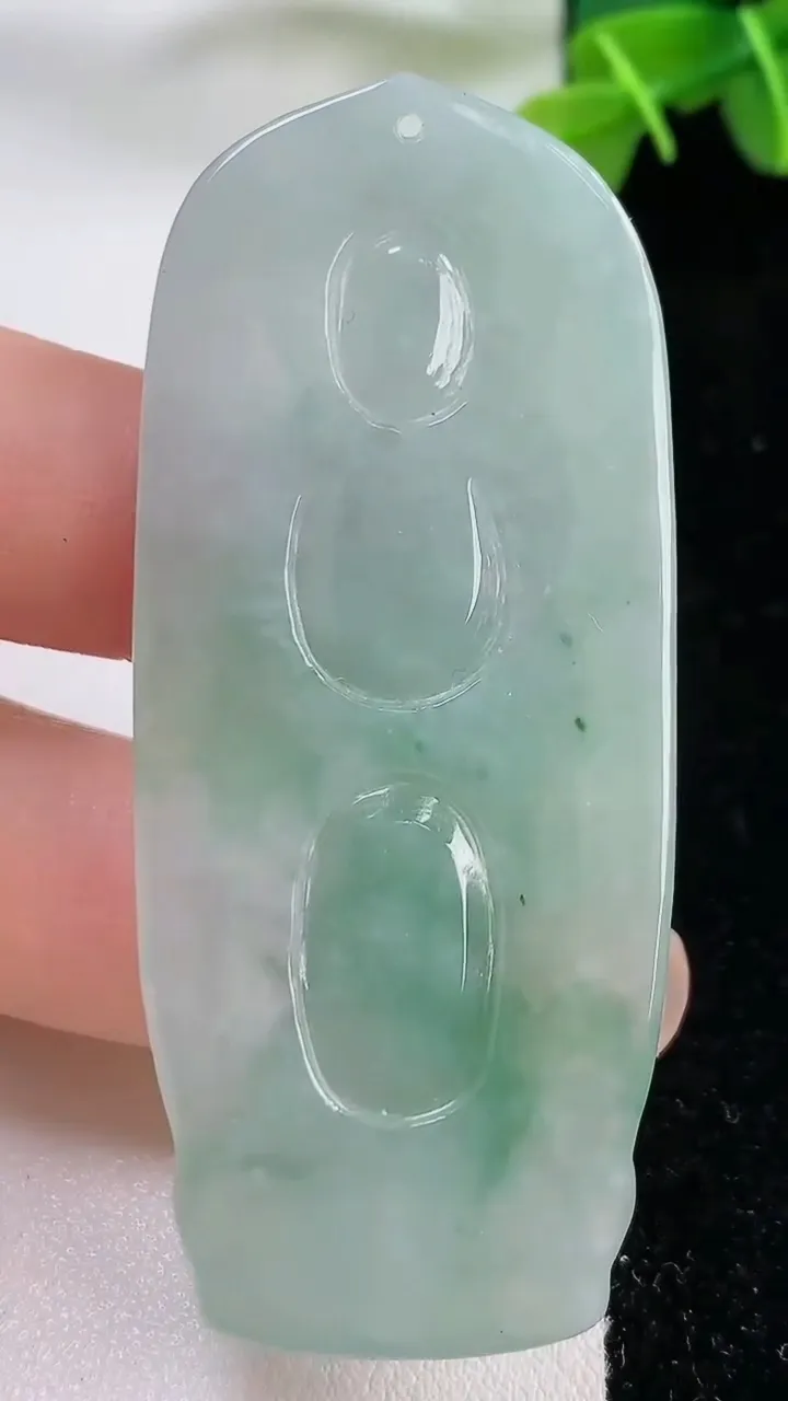 天然A货翡翠阿弥陀佛吊坠，尺寸65-27-5.3，重:18.60g
11月30日