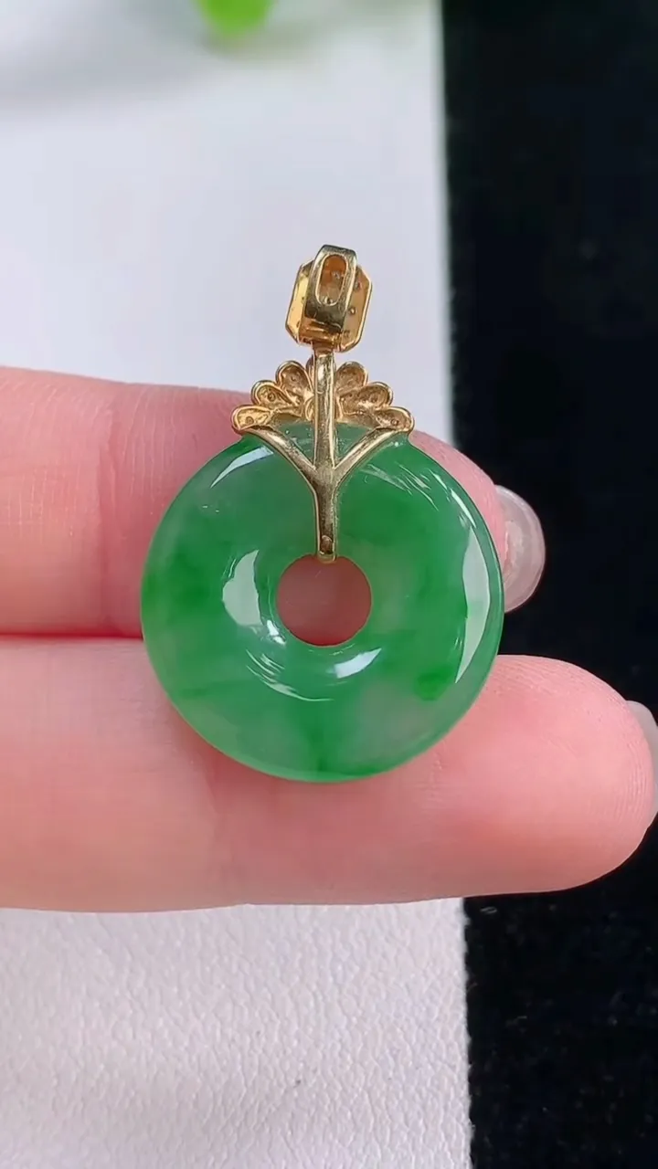 天然A货翡翠平安环吊坠，尺寸19.4-3.4，重量:3.49g
11月30日