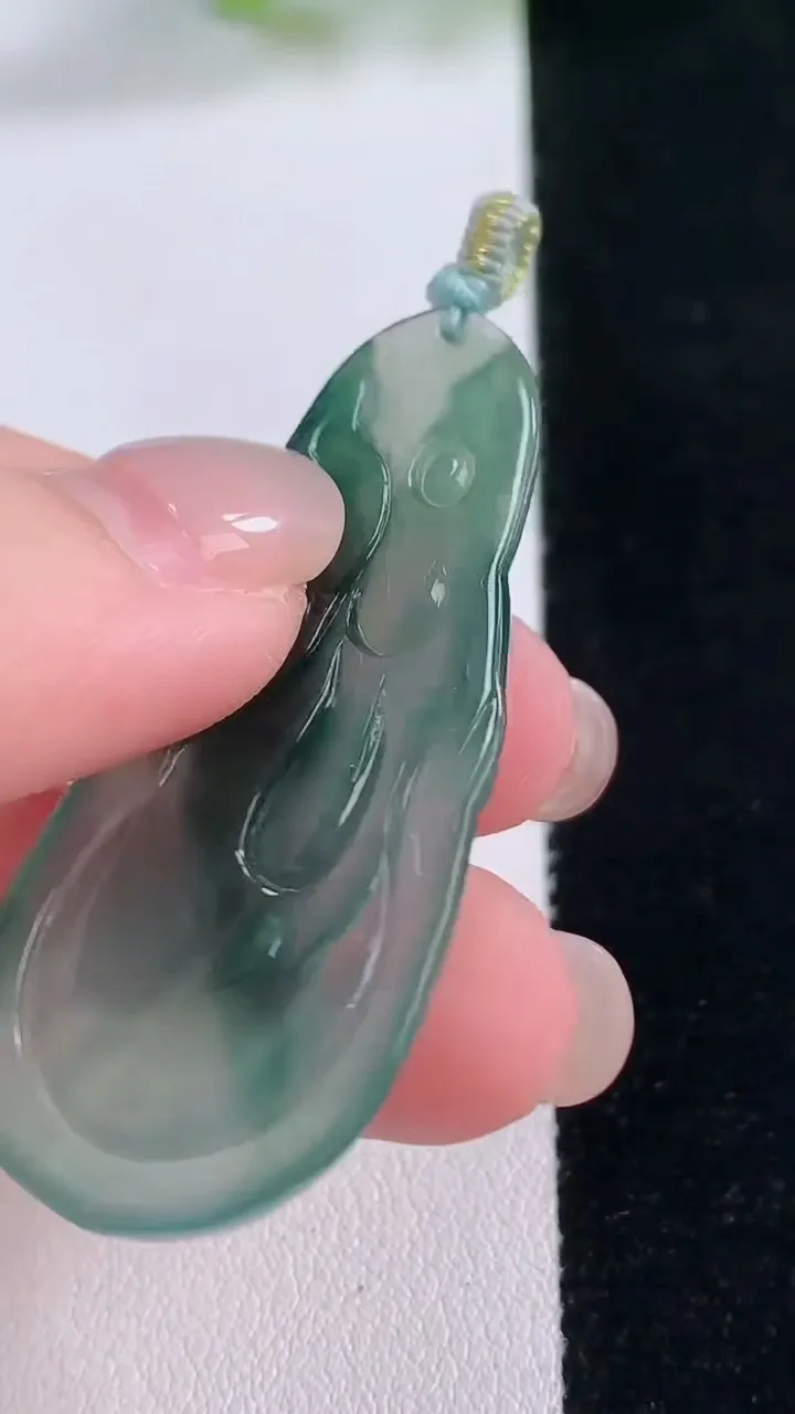 天然A货翡翠冰种飘花大势至菩萨吊坠，尺寸46.8-22-3.9，重量:8.94g
11月30日