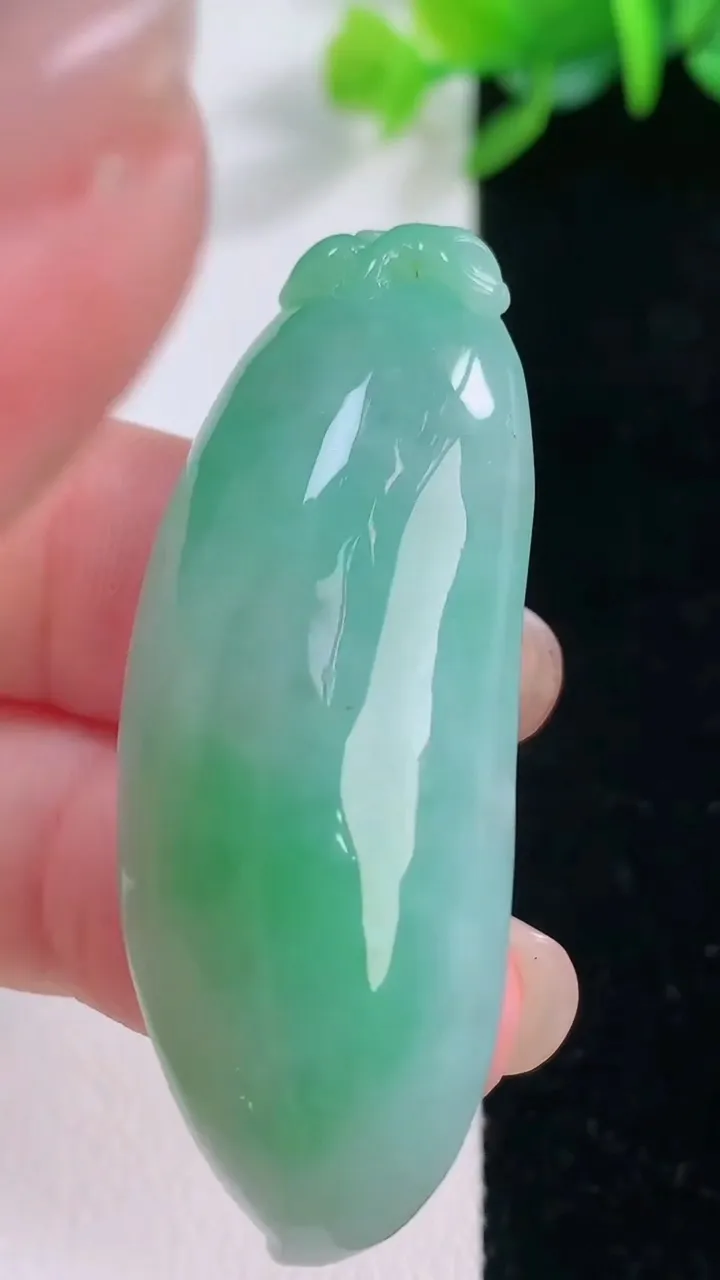 天然A货翡翠福瓜吊坠，尺寸48-18-11.5，重量:17.21g
11月30日