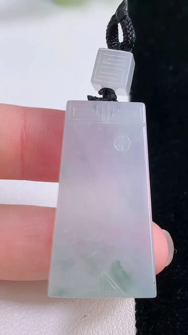 天然A货翡翠冰种飘花仿古无事牌吊坠，尺寸37.6-20-6，重量:12.28g
11月30日