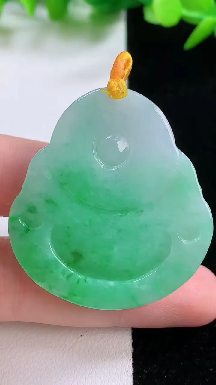 天然A货翡翠佛公吊坠，尺寸41.7-38.7-6.9，重量:18.72g
11月30日