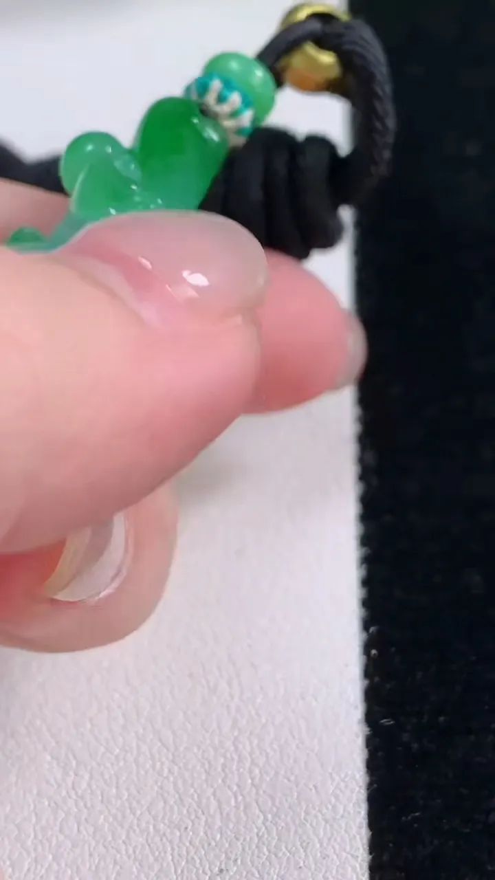 天然A货翡翠生肖羊吊坠，尺寸54.2-25.3-7.9，重量:20.32g
11月30日