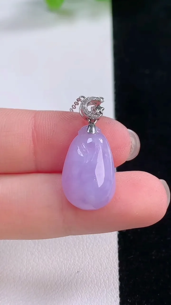 天然A货翡翠18K金紫罗兰福瓜吊坠，尺寸18.8-12-5.9，重量:3.40g
11月30日