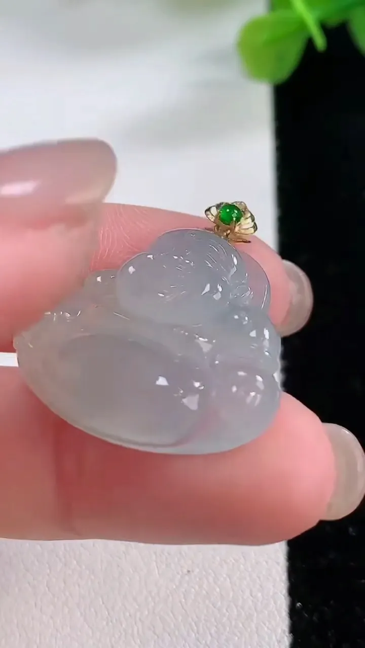 天然A货翡翠种白冰佛公吊坠，尺寸28.2-21.8-5.8，重:5.51g
11月30日