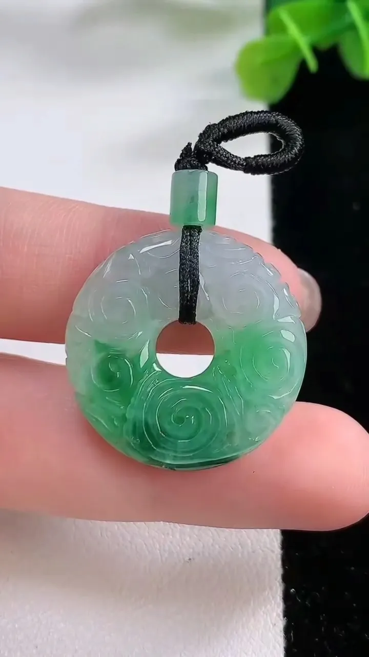 天然A货翡翠雕花平安扣吊坠，尺寸24.8-5.3，重:5.85g
11月30日