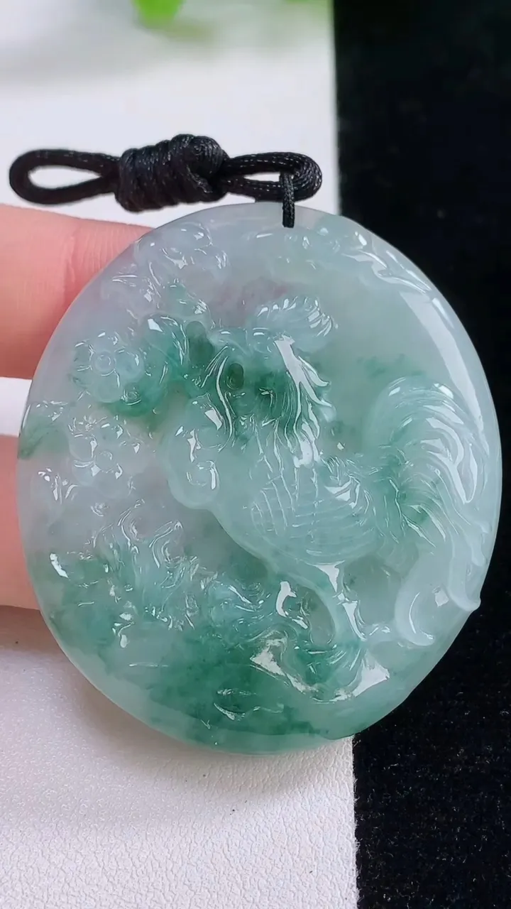 天然A货翡翠冰种飘花生肖鸡吊坠，尺寸49.4-43.7-5.4，重量:24.12g
11月30日