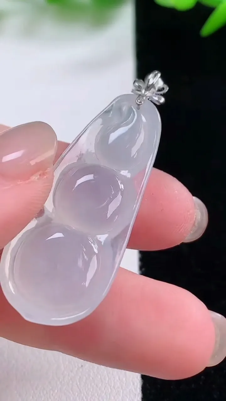 天然A货翡翠种白冰福豆吊坠，尺寸37.3-16.4-5.6，重量:6.54g
11月30日
