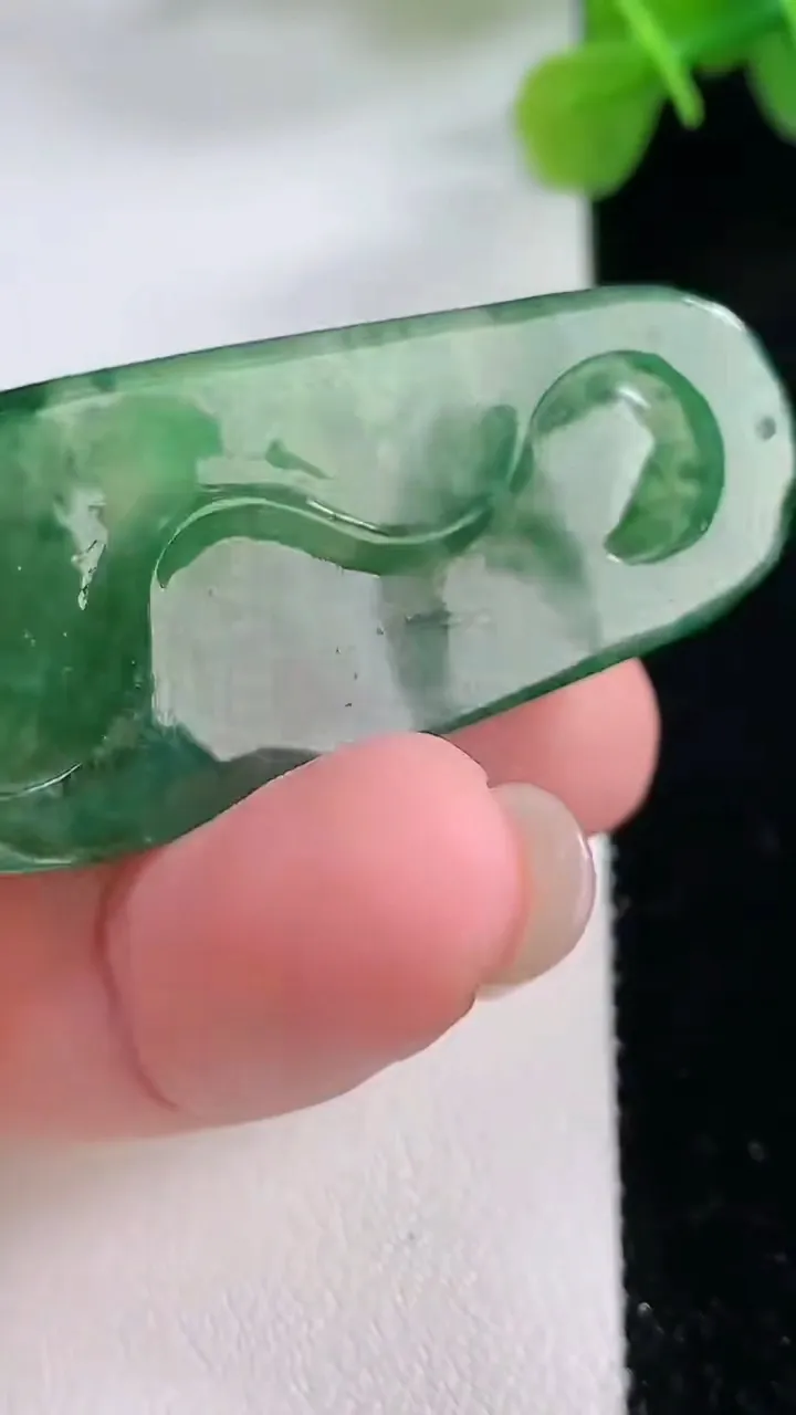 天然A货翡翠蜻蜓点水 莲蓬吊坠，尺寸48-20.5-5.4，重:8.37g
11月30日