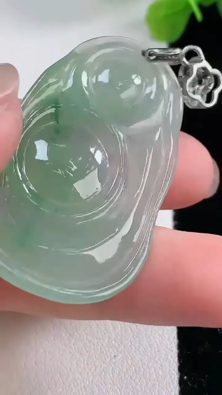 天然A货翡翠弥勒佛公吊坠，尺寸44.5-27.3-4.2，重:9.68g
11月30日