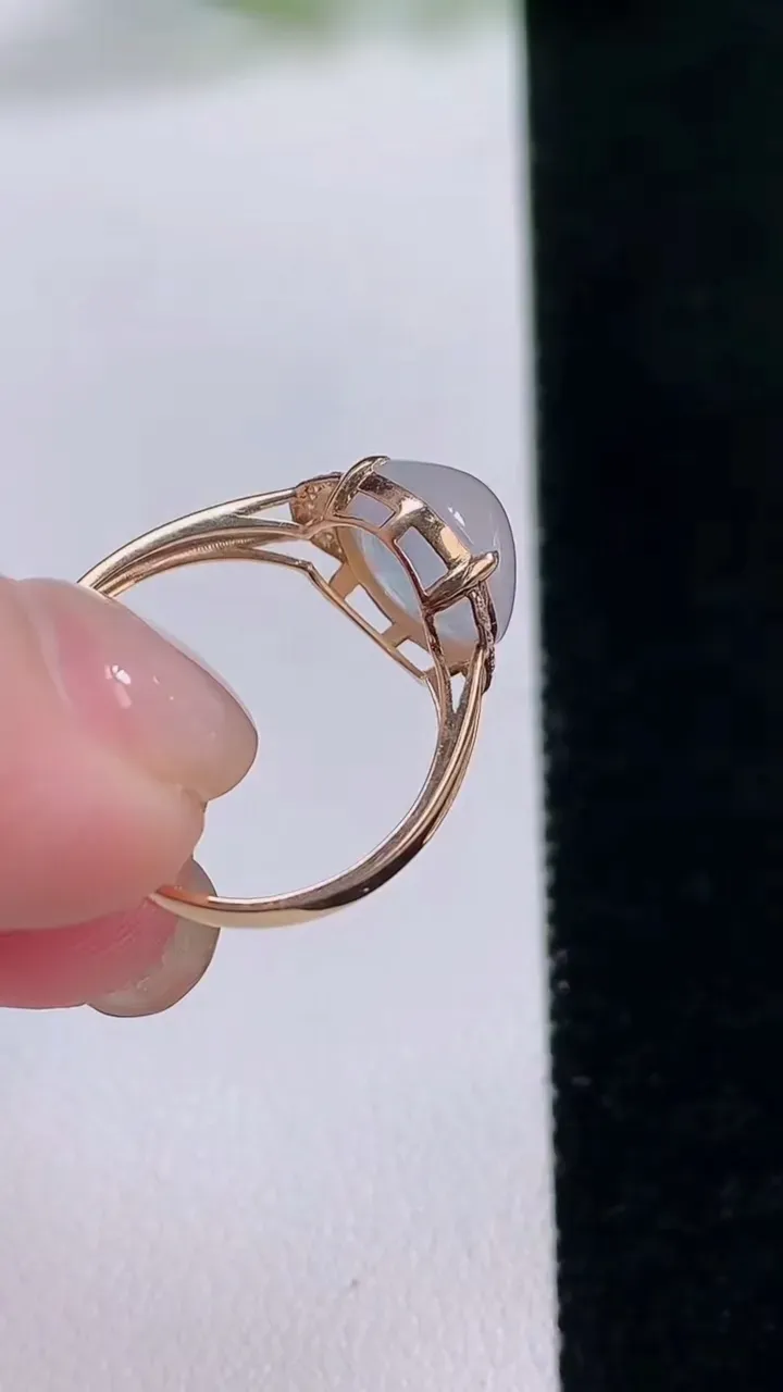 天然A货翡翠种白冰蛋面戒指，尺寸17.8-11-9.4-6.5，重量:2.15g2025年11月30日
工厂直销收藏佳品,种好水足，色泽均匀，有种有色，上手高大气！