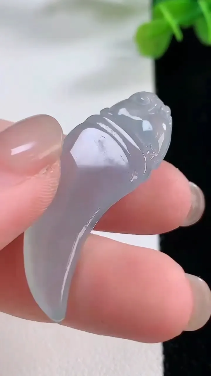 天然A货翡翠龙牙吊坠，尺寸40-15-5.8，重:6.67g
11月30日