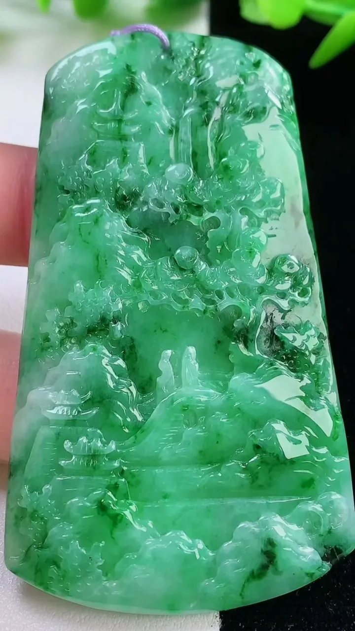 天然A货翡翠山水牌吊坠，尺寸71.2-41.2-5.2，重量:33.81g
11月30日