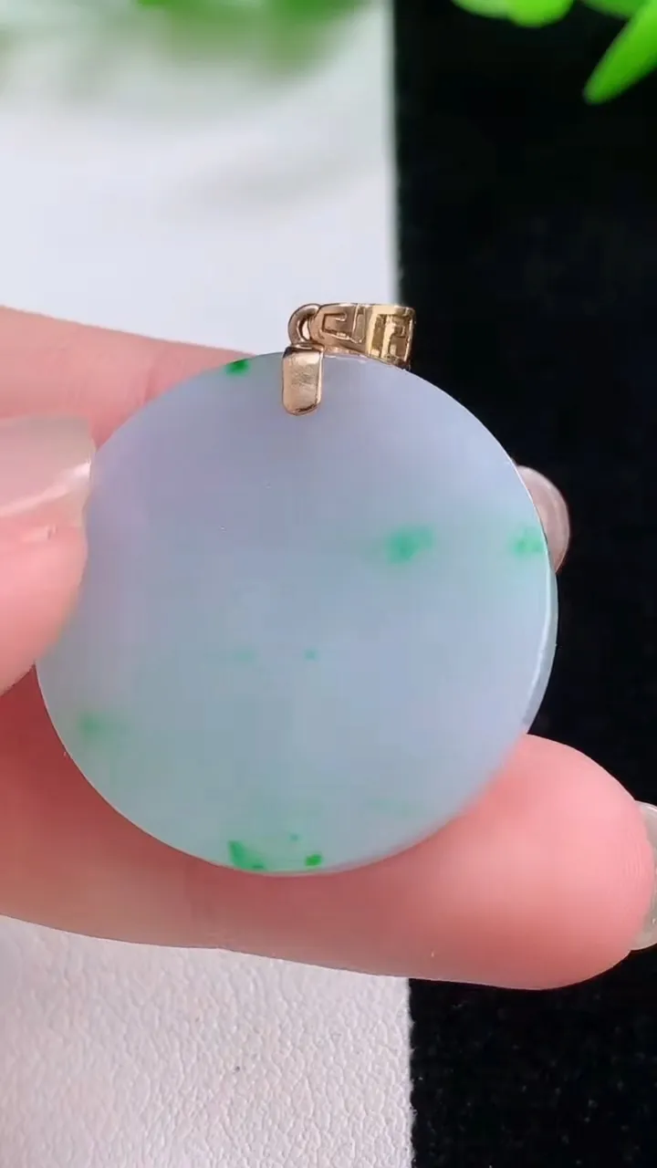 天然A货翡翠18K金春带彩紫罗兰无事牌吊坠，尺寸27.6-3.5，重量:7.93g
11月30日