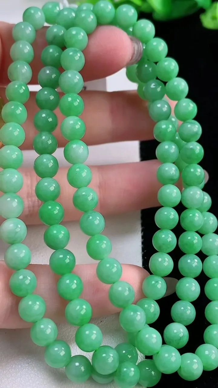 天然A货翡翠圆珠项链，尺寸5.8-108颗，重量:39.39g
11月30日