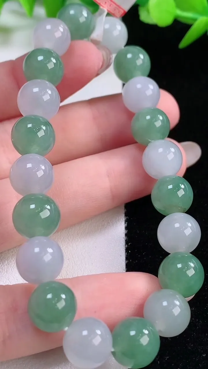 天然A货翡翠圆珠手串，尺寸9.6-20颗，重量:30.56g11月30日
工厂直销收藏佳品,种好水足，色泽均匀，有种有色，上手高大气！