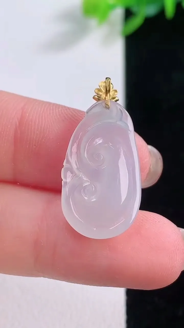 天然A货翡翠种白冰如意吊坠，尺寸21.7-12.6-3.8，重量:1.61g
11月30日