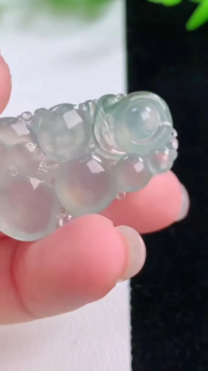 天然A货翡翠生肖猴吊坠，尺寸33.5-20.2-4.9，重量:5.53g
11月30日