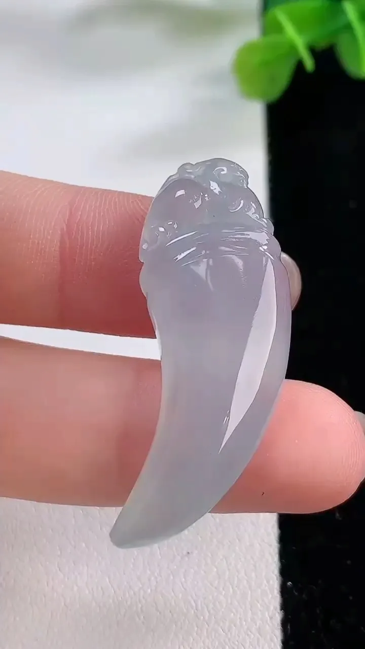 天然A货翡翠龙牙吊坠，尺寸40-15-5.8，重:6.67g
11月30日