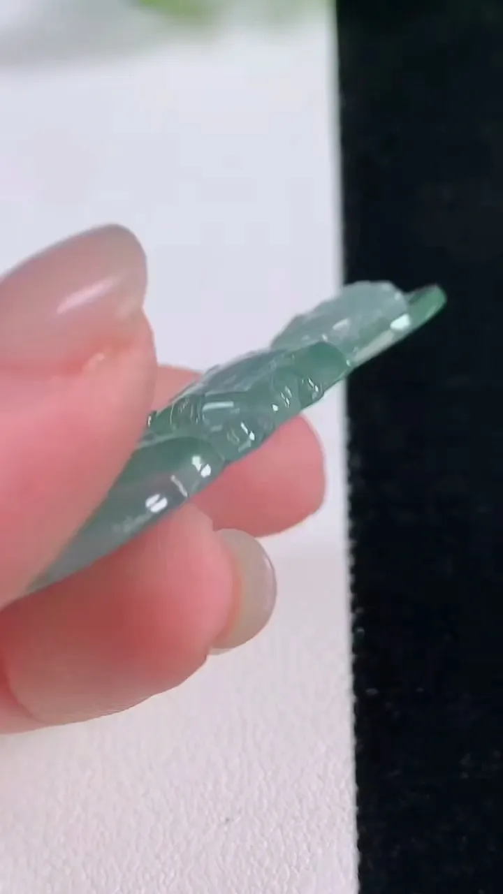 天然A货翡翠冰种飘花度母观音吊坠，尺寸52.2-26.2-5，重量:11.71g
11月30日