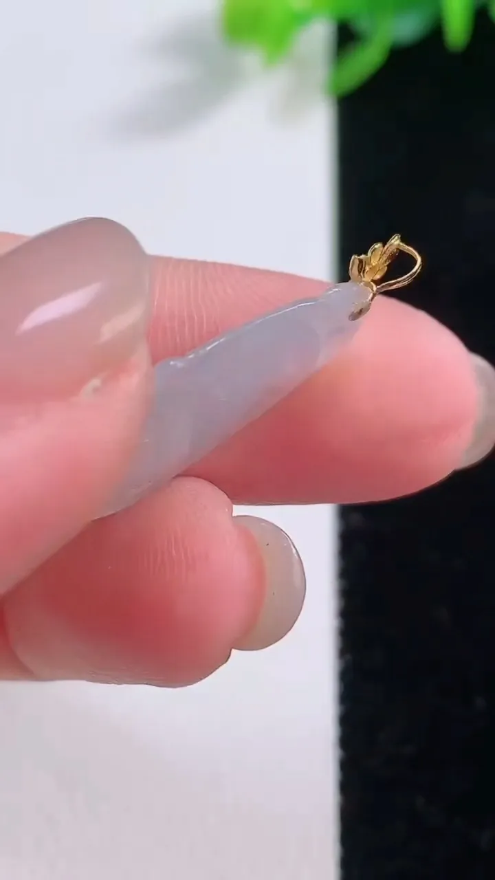 天然A货翡翠种白冰如意吊坠，尺寸21.7-12.6-3.8，重量:1.61g
11月30日