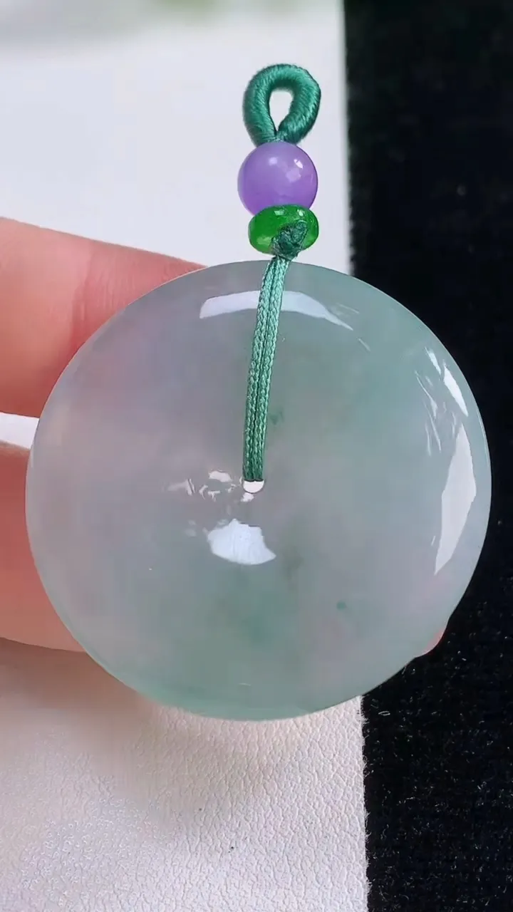 天然A货翡翠冰种飘花平安扣吊坠，尺寸35.3-5.7，重量:16.70g
11月30日