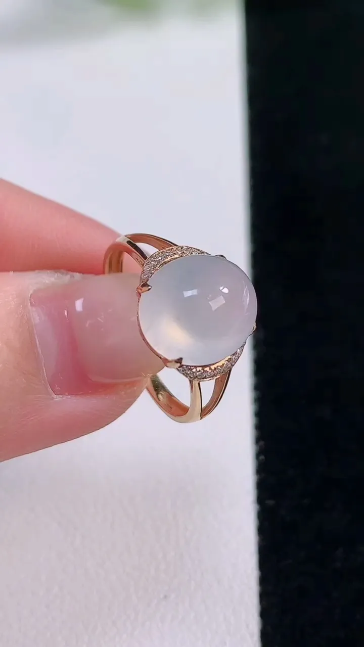 天然A货翡翠种白冰蛋面戒指，尺寸17.8-11-9.4-6.5，重量:2.15g2025年11月30