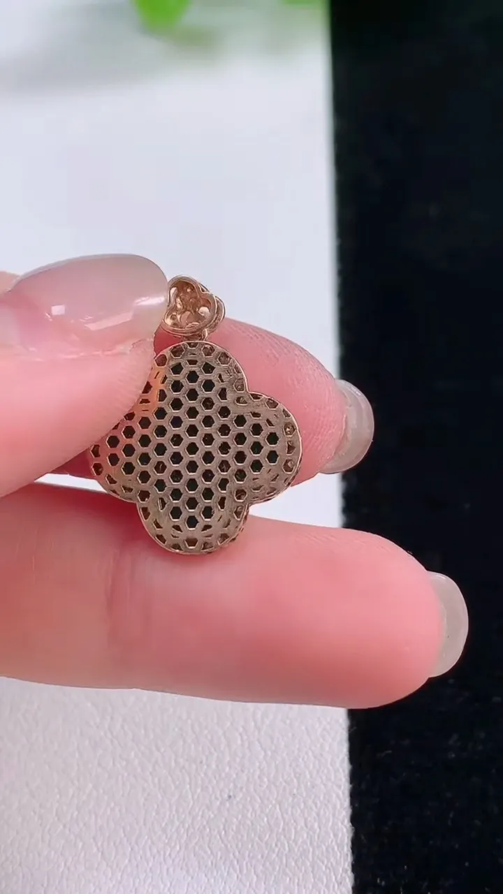 天然A货翡翠18K金墨翠四叶草吊坠，尺寸15.9-12.2-1.7，重量:1.69g
11月30日