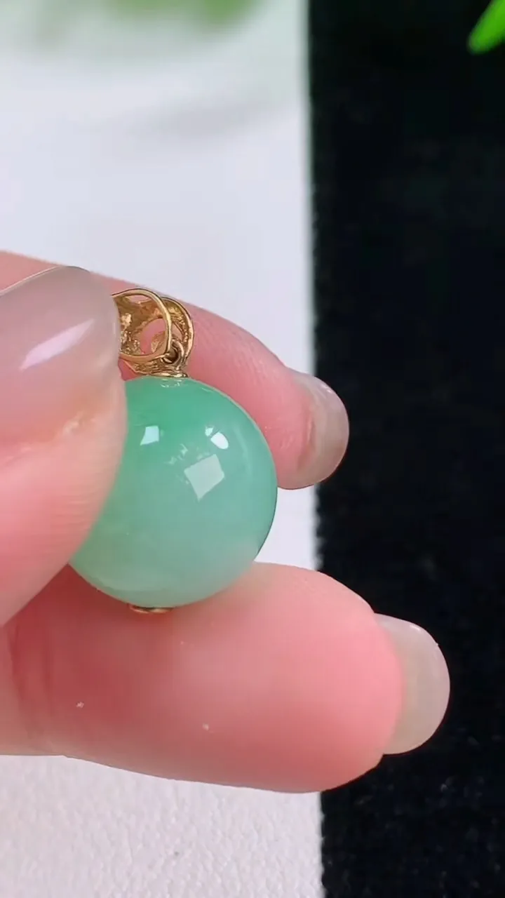 天然A货翡翠圆珠吊坠，尺寸13.6，重量:5.26g11月30日
工厂直销收藏佳品,种好水足，色泽均匀，有种有色，上手高大气！