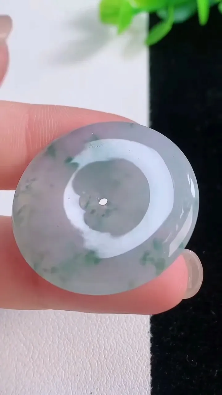 天然A货翡翠冰种飘花平安扣吊坠，尺寸30-3.7，重量:7.83g
11月30日