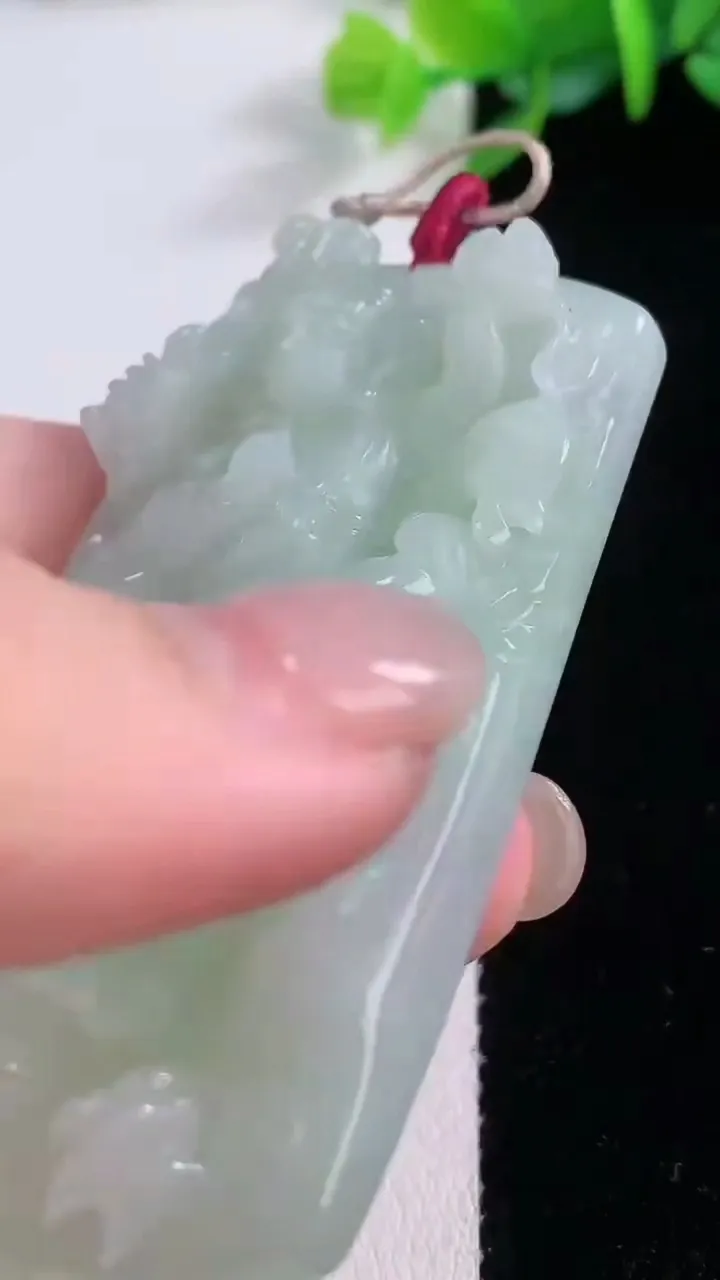 天然A货翡翠御龙不动明王吊坠，尺寸62.8-37-9.6，重量:47.28g
11月30日