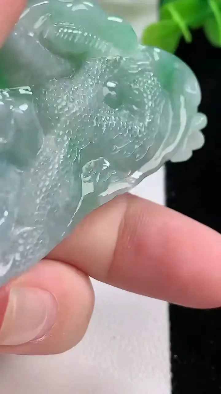 天然A货翡翠龙牌吊坠，尺寸59.3-32.2-14.4，重:37.10g
11月30日