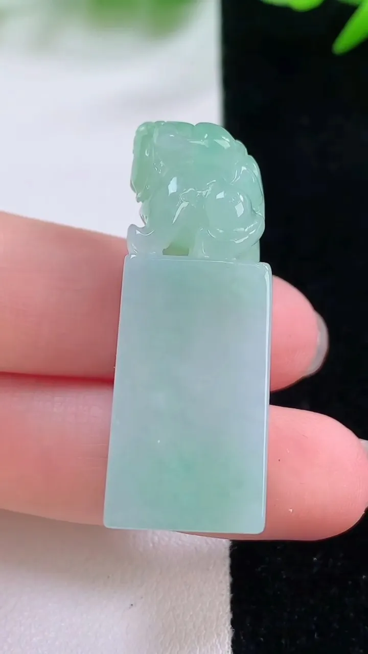 天然A货翡翠貔貅印章，尺寸40-14.4-12.2，重量:18.56g
11月30日