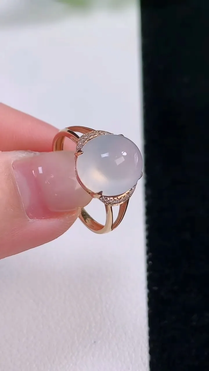 天然A货翡翠种白冰蛋面戒指，尺寸17.8-11-9.4-6.5，重量:2.15g2025年11月30