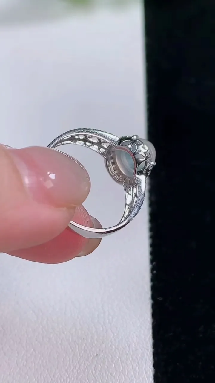 天然A货翡翠种白冰蛋面戒指，尺寸17.5-7.7-6.4-7.6，重量:2.04g2025年11月30日
工厂直销收藏佳品,种好水足，色泽均匀，有种有色，上手高大气！