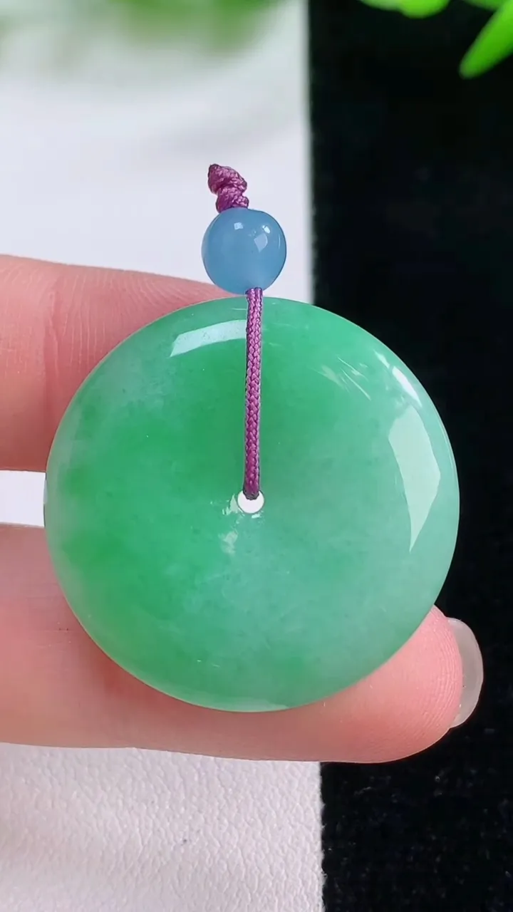 天然A货翡翠平安扣吊坠，尺寸28.2-5.7，重量:10.22g
11月30日