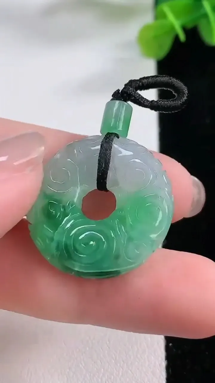 天然A货翡翠雕花平安扣吊坠，尺寸24.8-5.3，重:5.85g
11月30日