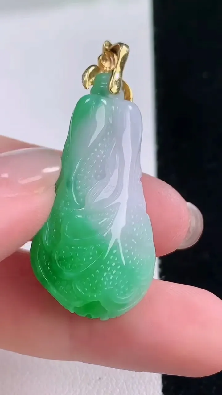 天然A货翡翠白菜吊坠，尺寸35-18.5-9.7，重量:10.25g
11月30日