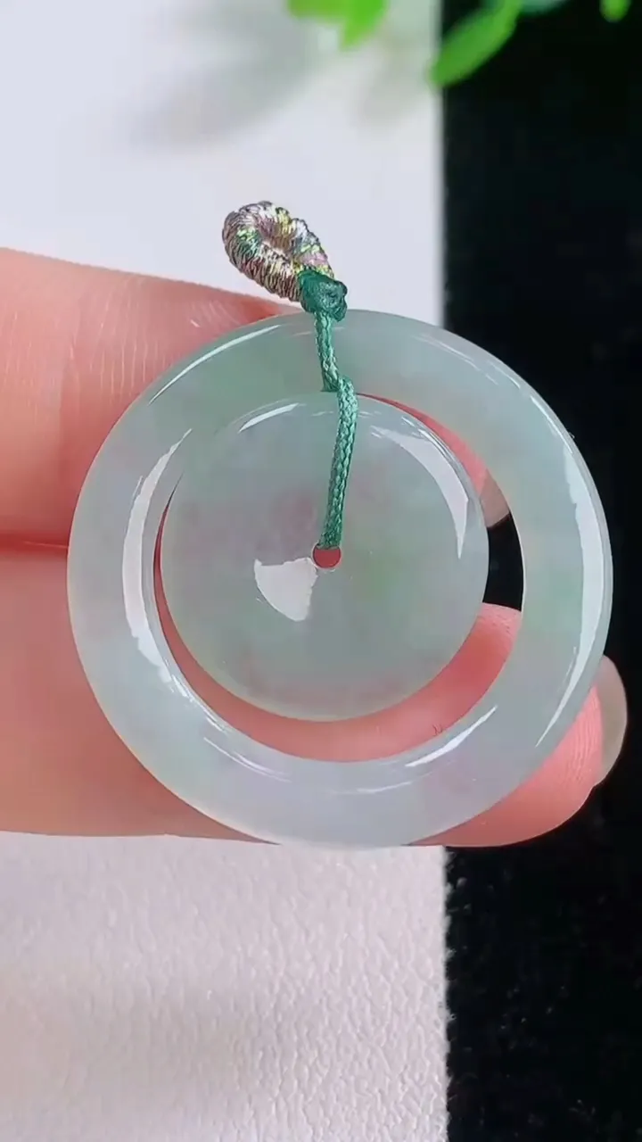 天然A货翡翠母子平安扣吊坠，尺寸28-2.7，重量:4.15g
11月30日