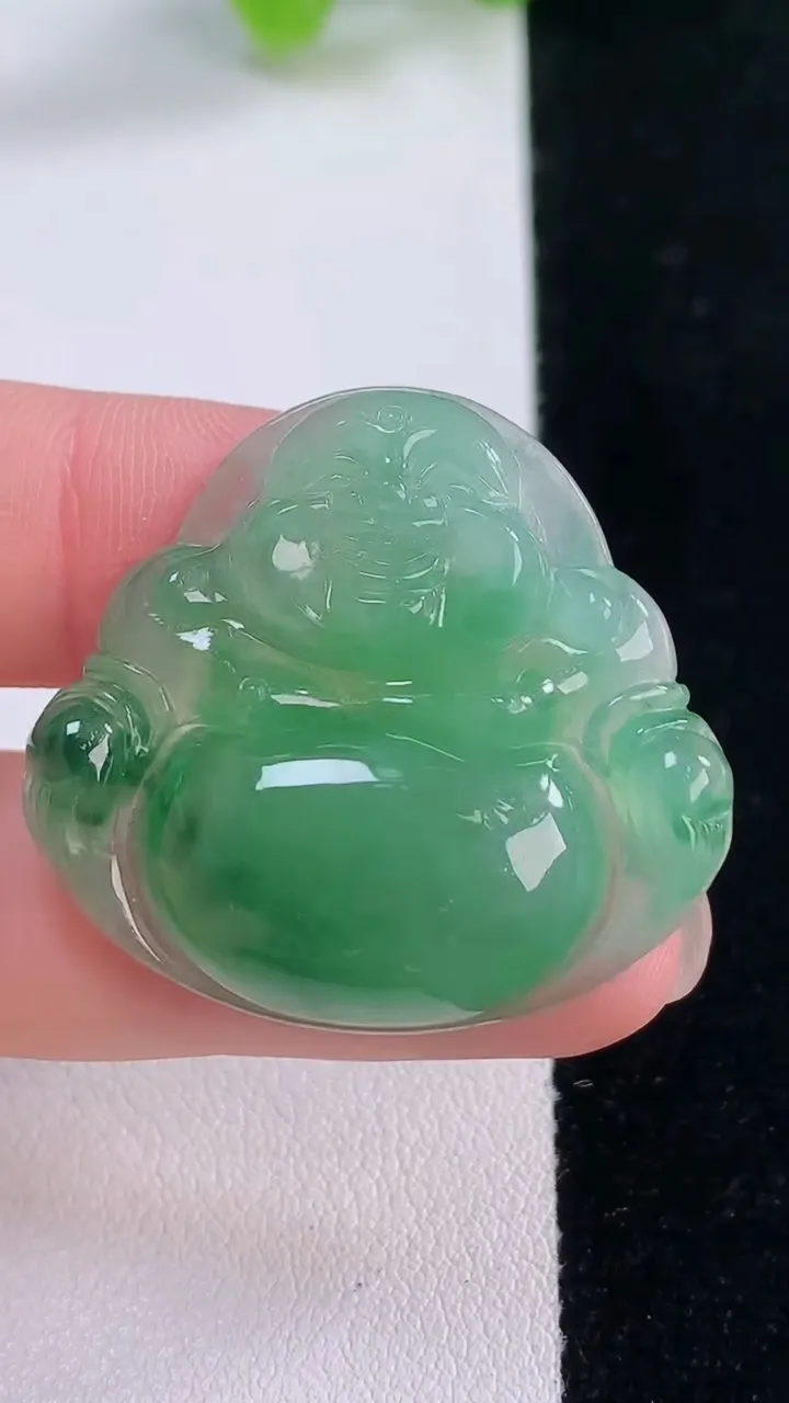 天然A货翡翠佛公吊坠，尺寸31.5-34-6.2，重量:10.04g
11月30日