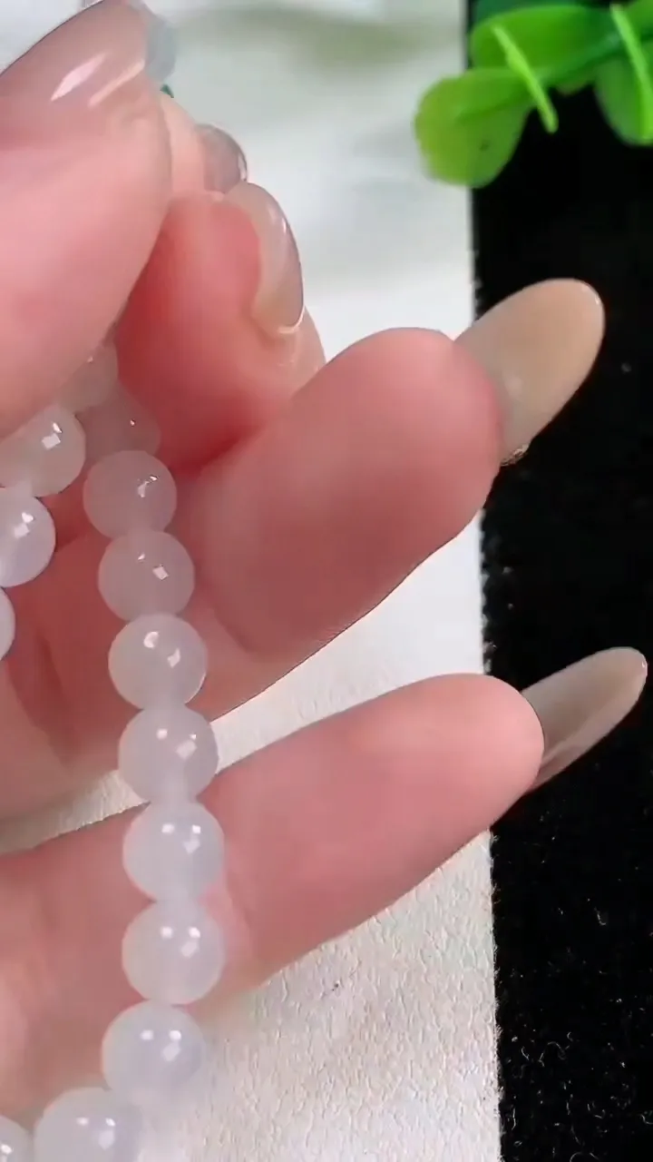 天然A货翡翠种白冰圆珠手串，尺寸6.2，重:11.20g11月30日
工厂直销收藏佳品,种好水足，色泽均匀，有种有色，上手高大气！