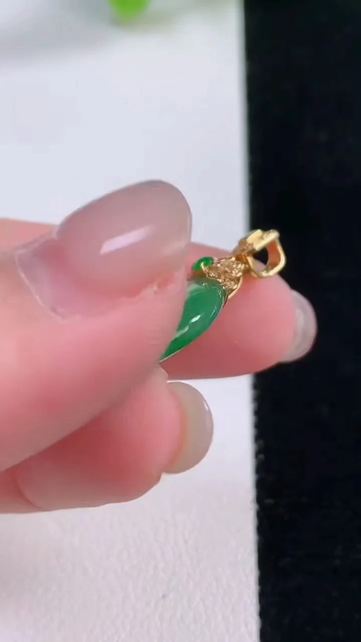 天然A货翡翠平安环吊坠，尺寸19.4-3.4，重量:3.49g
11月30日