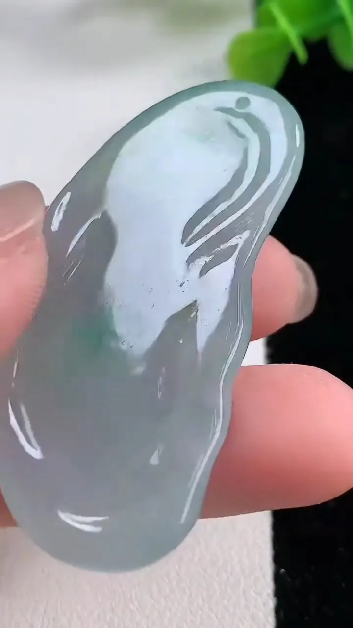 天然A货翡翠弥勒佛公吊坠，尺寸52-25-6.2，重:15.86g
11月30日