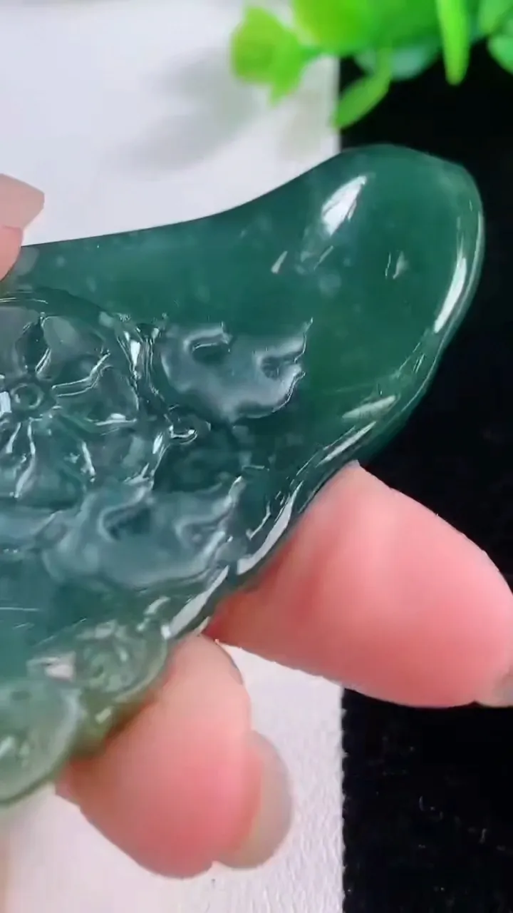 天然A货翡翠蓝水度母观音菩萨吊坠，尺寸70.5-33.7-9.7，重量:46.40g
11月30日