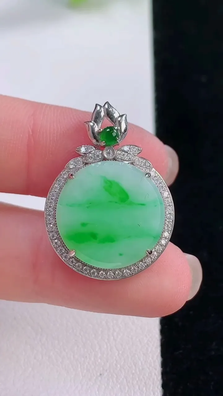 天然A货翡翠无事牌吊坠，尺寸27.3-19.7-5.8，裸石15.8重量:4.34g
11月30日