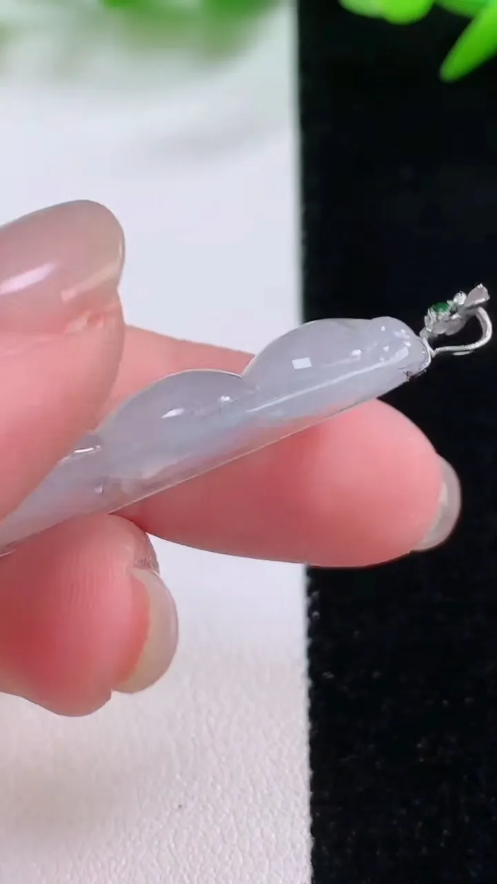 天然A货翡翠种白冰福豆吊坠，尺寸37.3-16.4-5.6，重量:6.54g
11月30日